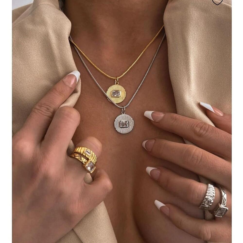 Le signe pendant necklace